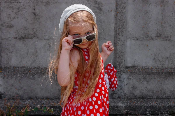 Menina Feliz Bonita Vestido Bolinhas Vermelhas Posando Sorrindo Fundo Parede — Fotografia de Stock