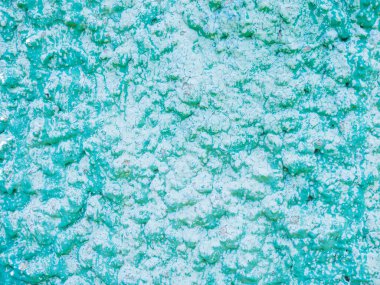 Eski turkuaz alçı duvar dokusu. Retro boyalı macun bina arka planında kopyalama alanı var. Şık mavi yüzey, ayrıntılı taşlar arka plan. Metin tasarımı için duvar kağıdı desenli ekran koruyucu öngörünümü.