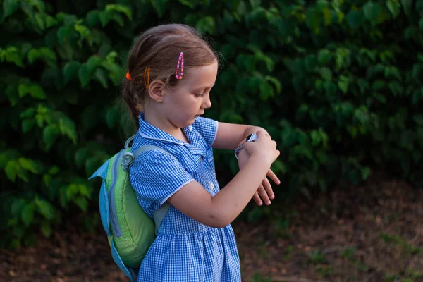 Kind Benutzt Smartwatch Park Kindergespräche Auf Vdeo Anruf Auf Dem — Stockfoto