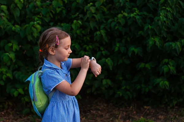 Kind Met Smartwatch Outdoor Het Park Kind Aan Het Praten — Stockfoto