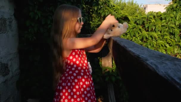 Hermosa Chica Feliz Vestido Lunares Rojo Con Juguete Suave Sonriendo — Vídeo de stock