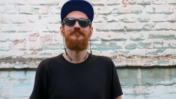 Portret Van Jonge Man Met Rode Baard Zwart Shirt Snapback — Stockvideo