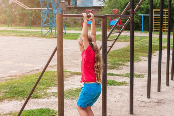 Mädchen Die Horizontaler Stange Hängen Kind Macht Bewegungsübungen Und Spielt — Stockfoto