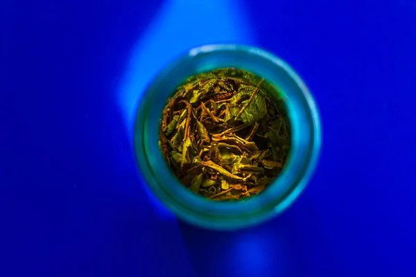 Chá Verde Fermentado Frio Garrafa Reutilizável Turquesa Fundo Azul Pastel — Fotografia de Stock