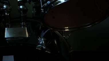 Siyah davul seti yakın plan. Davul karışımlı bir müzik seti. Davul performansı için müzik aletleri. Gösterişsiz, karanlık ve kasvetli rock müzik tarzı..