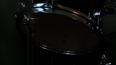 Siyah davul seti yakın plan. Davul karışımlı bir müzik seti. Davul performansı için müzik aletleri. Gösterişsiz, karanlık ve kasvetli rock müzik tarzı..