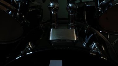 Siyah davul seti yakın plan. Davul karışımlı bir müzik seti. Davul performansı için müzik aletleri. Gösterişsiz, karanlık ve kasvetli rock müzik tarzı..