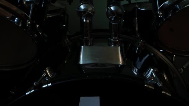 黑鼓套件特写 音乐家把鼓声混合在一起 用于鼓乐表演的乐器装置 黑暗而忧郁的金属摇滚音乐风格 — 图库视频影像
