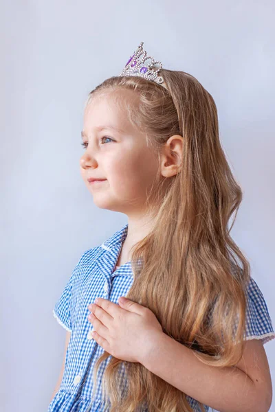 Красива Маленька Принцеса Дівчинка Срібній Короні Тримає Блискучу Чарівну Паличку — стокове фото
