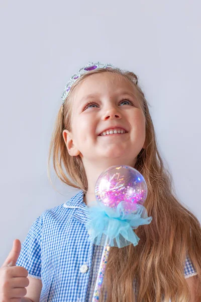 Bella Bambina Principessa Corona Argento Con Bacchetta Magica Scintillante Sorridente — Foto Stock