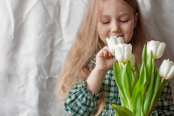 Linda Niña Rubia Con Ramo Tulipanes Blancos Las Manos Día —  Fotos de Stock