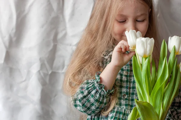 Linda Niña Rubia Con Ramo Tulipanes Blancos Las Manos Día —  Fotos de Stock