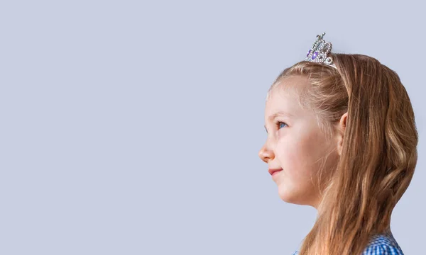 Красива Маленька Принцеса Дівчинка Ігристій Срібній Короні Дивиться Вбік Посміхається — стокове фото