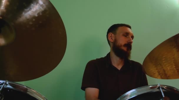 Baterista Calentándose Con Cepillos Tambor Hombre Barbudo Tocando Música Rock — Vídeo de stock