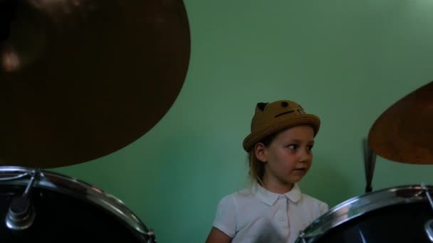 Ребенок Учится Ударных Музыкальной Школе Черный Барабан Маленький Музыкант Барабанщик — стоковое видео
