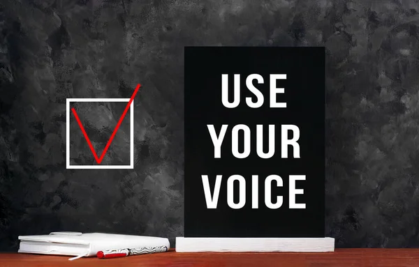 Utilisez Signe Your Voice Sur Tableau Noir Avec Bloc Notes — Photo