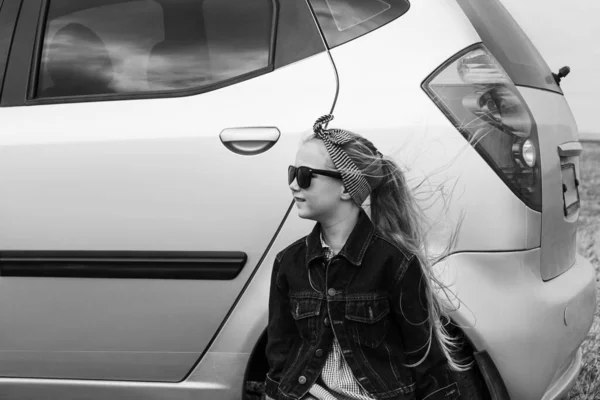 Chica Relajante Disfrutando Viaje Por Carretera Sentado Junto Coche Plateado — Foto de Stock