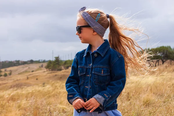 Menina Adorável Jaqueta Ganga Óculos Sol Pretos Vestido Xadrez Azul — Fotografia de Stock