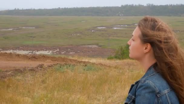 Urocza Dziewczyna Dżinsowej Kurtce Widok Tyłu Wzgórzu Żółtą Trawą Stylowa — Wideo stockowe