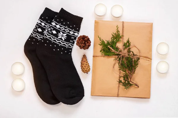 2021年新年平铺 黑色装饰袜子 礼品盒在生态牛皮纸与松树圆锥 寒假手工制作装饰 风格简约 圣诞零浪费概念 — 图库照片
