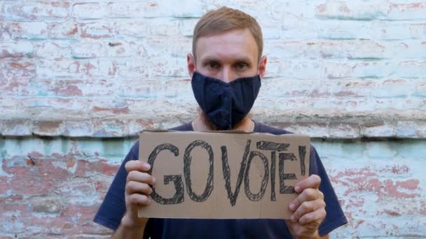 Férfi Kartont Mutat Vote Felirattal Téglafalon Városi Háttér Szavazási Koncepció — Stock videók