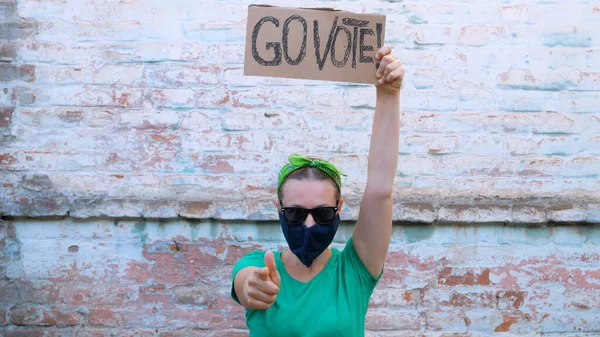 Mujer Muestra Cartulina Con Vote Signo Pared Ladrillo Fondo Urbano —  Fotos de Stock