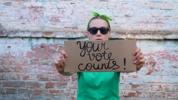 Mujer Muestra Cartón Con Signo Use Your Voice Fondo Urbano — Vídeos de Stock