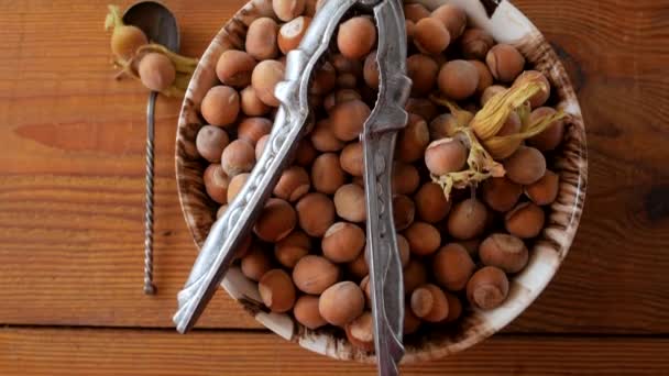Lískové Ořechy Porcelánové Míse Louskáčkem Rustikálním Dřevěném Pozadí Syrové Čerstvé — Stock video