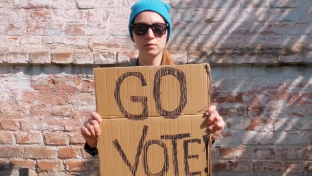 Γυναίκα Δείχνει Χαρτόνι Vote Υπογράψει Τοίχο Αστικό Φόντο Τούβλο Σχέδιο — Αρχείο Βίντεο