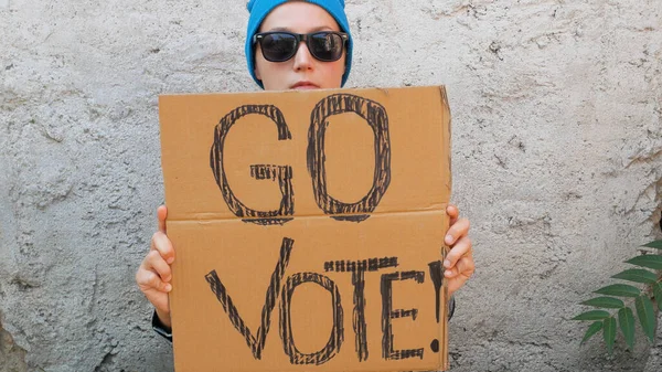 Жінка Показує Картон Знаком Vote Цегляній Стіні Міського Фону Концепція — стокове фото