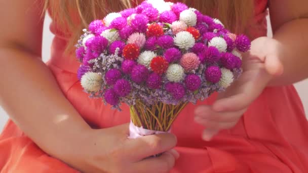 Русалонька Рожевій Сукні Тримає Шлюбний Букет Руках Весілля Пурпурових Білих — стокове відео