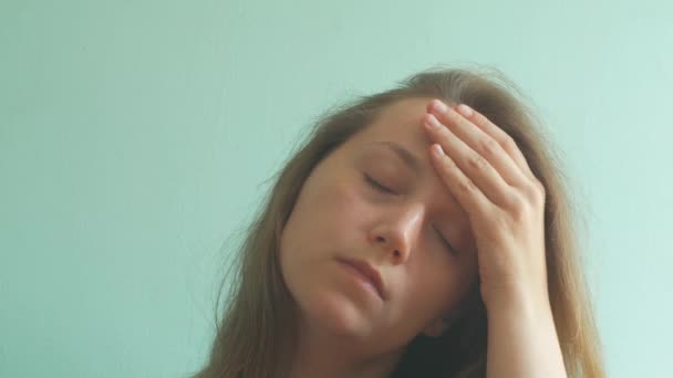 Mujer Cabello Castaño Estresado Con Dolor Cabeza Sobre Fondo Menta — Vídeos de Stock