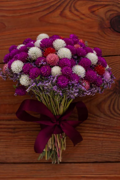 Hochzeit Kreative Getrocknete Blumen Strauß Auf Holz Hintergrund Land Lila — Stockfoto