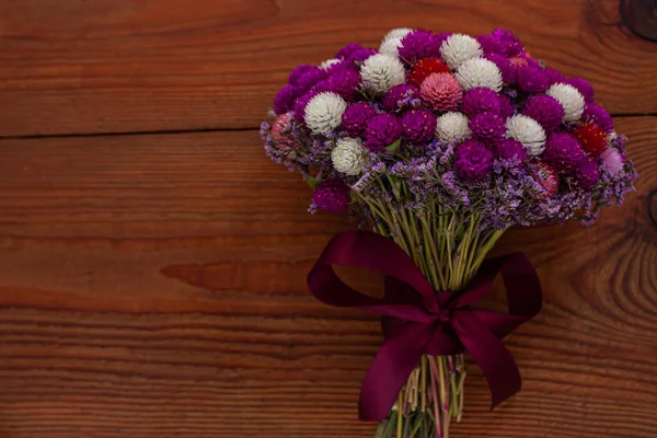 Hochzeit Kreative Getrocknete Blumen Strauß Auf Holz Hintergrund Land Lila — Stockfoto