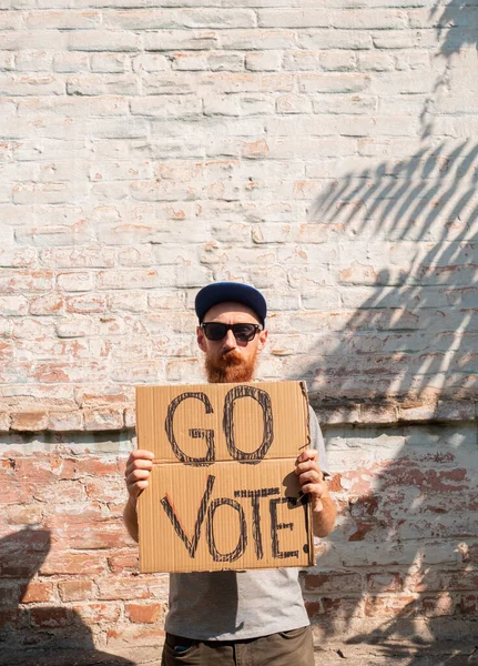 Людина Показує Картон Знаком Vote Цегляній Стіні Міського Фону Концепція — стокове фото