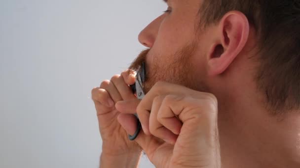 Homem Adulto Cortando Sua Própria Barba Bigode Com Tesoura Pente — Vídeo de Stock