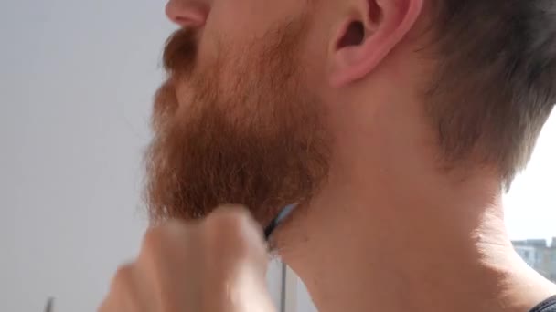 Homem Adulto Cortando Sua Própria Barba Bigode Com Tesoura Pente — Vídeo de Stock