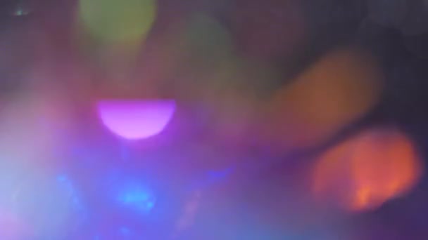 Тендітні Неонові Барви Святкують Ігристі Розсіяні Вогні Блакитний Жовтий Фіолетовий — стокове відео