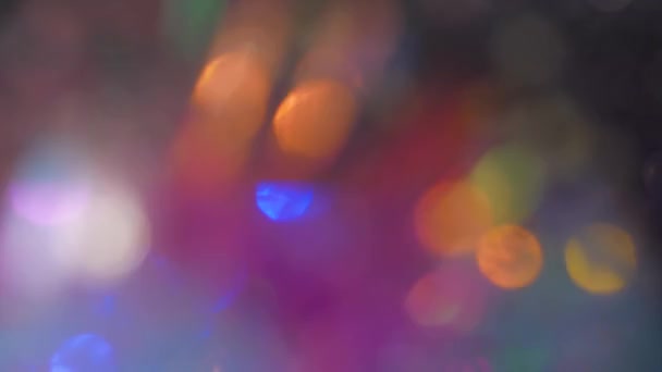 トレンディーなネオン色のお祝いの輝く焦点を当てたライト 紫のボケ4K 完璧なスタイリッシュな抽象オーバーレイ映像 クリスマスの新年の点滅カラフルな背景を点滅 — ストック動画