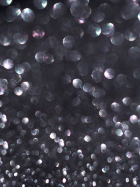 Modaya uygun siyah neon renkler, şenlikli, parlayan, sönmüş ışıklar. Mavi, sarı ve mor bokeh. Mükemmel bir soyut kaplama görüntüsü. Yılbaşı parlak yanıp sönen parlak renkli bir arkaplan.