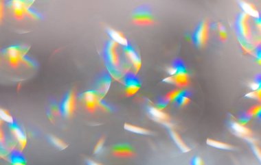 Renkli gökkuşağı renkleri şenlikli ışıldayan sönmüş ışıklar. Beyaz, sarı ve mavi Bokeh 4K. Mükemmel bir soyut kaplama görüntüsü. Yılbaşı yanıp sönen renkli bir arkaplan.