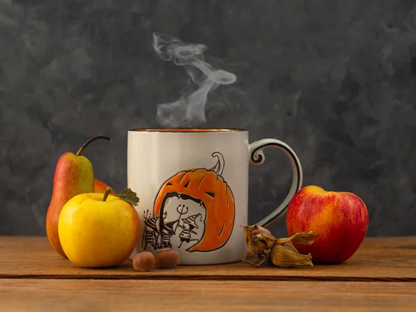 Kreatív Halloween Napi Kompozíció Kávéscsészével Gyümölcsökkel Dióval Sötét Háttérrel Őszi — Stock Fotó