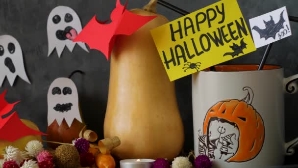 Kreative Happy Halloween Komposition Mit Kaffeetasse Kürbis Herbstblättern Und Blumen — Stockvideo