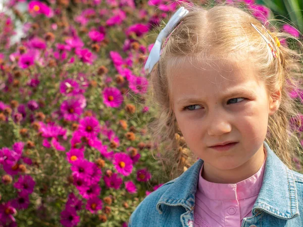 Güzel Üzgün Sarışın Çiçek Kokan Üzgün Bir Kız Çocukların Polen — Stok fotoğraf