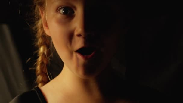 Uma Bruxa Bonita Chapéu Feiticeiro Preto Diz Que Boo Criança — Vídeo de Stock