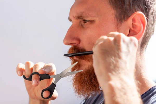 Hombre Adulto Cortando Propia Barba Bigote Con Tijeras Peine Caucásico —  Fotos de Stock