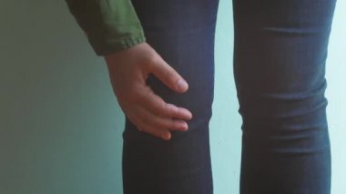 Diz ağrısı, sağlık konsepti. Acılı bacağına masaj yapan bir kadın. Eklem bağı sorunu, diz ağrısına karşı egzersiz. Gerinen kaslar eklem iltihabını hafifletmek için yorulur. Spor yaraları 4K görüntüsü.