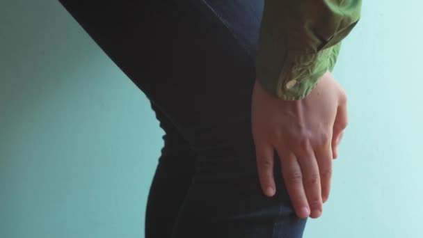 Ból Kolana Koncepcja Opieki Zdrowotnej Kobieta Masująca Swoją Bolesną Nogę — Wideo stockowe