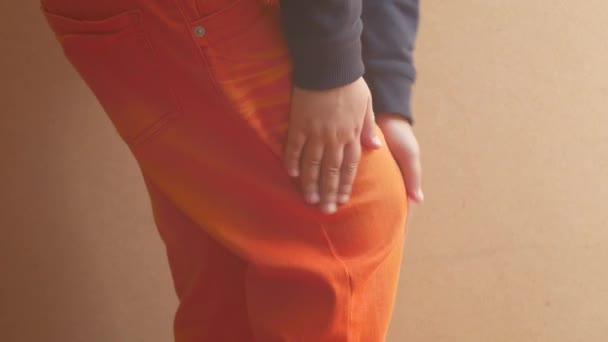 Ból Kolana Koncepcja Opieki Zdrowotnej Dziecko Masujące Bolesną Nogę Problem — Wideo stockowe