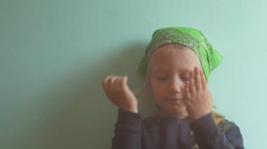 Pastel arkaplanda baş ağrısı olan stresli bir çocuk. Mutsuz genç bir kız acı çekiyor şakaklara masaj yapıyor. Uyanmak zor, uykulu sabah konsepti. Okulda okumaktan yorulmuş gözler..